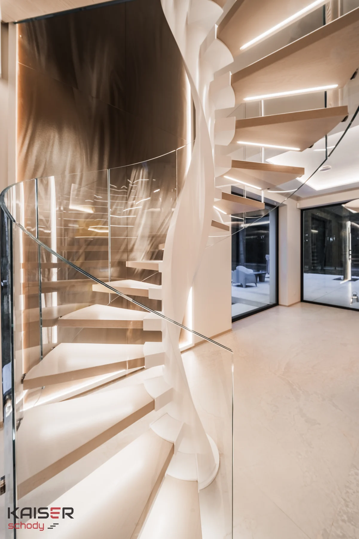 Helle Wendeltreppe mit gebogenem Glasgeländer im Wohnraum