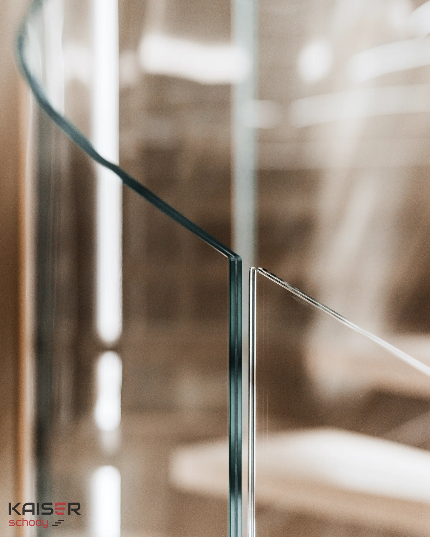 Detail einer gebogenen Glasscheibe am Treppengeländer