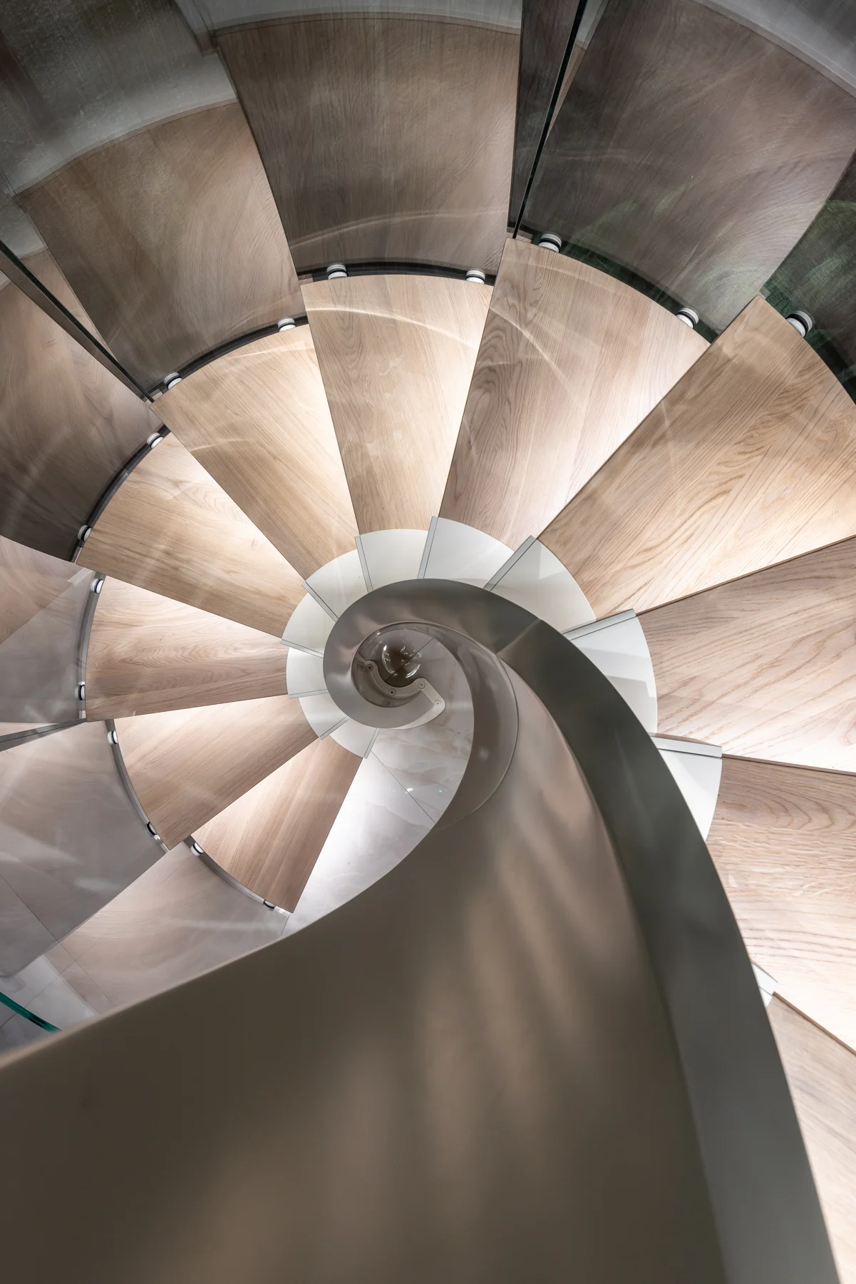 Geschwungene Unterseite der Wendeltreppe mit Holzstufen