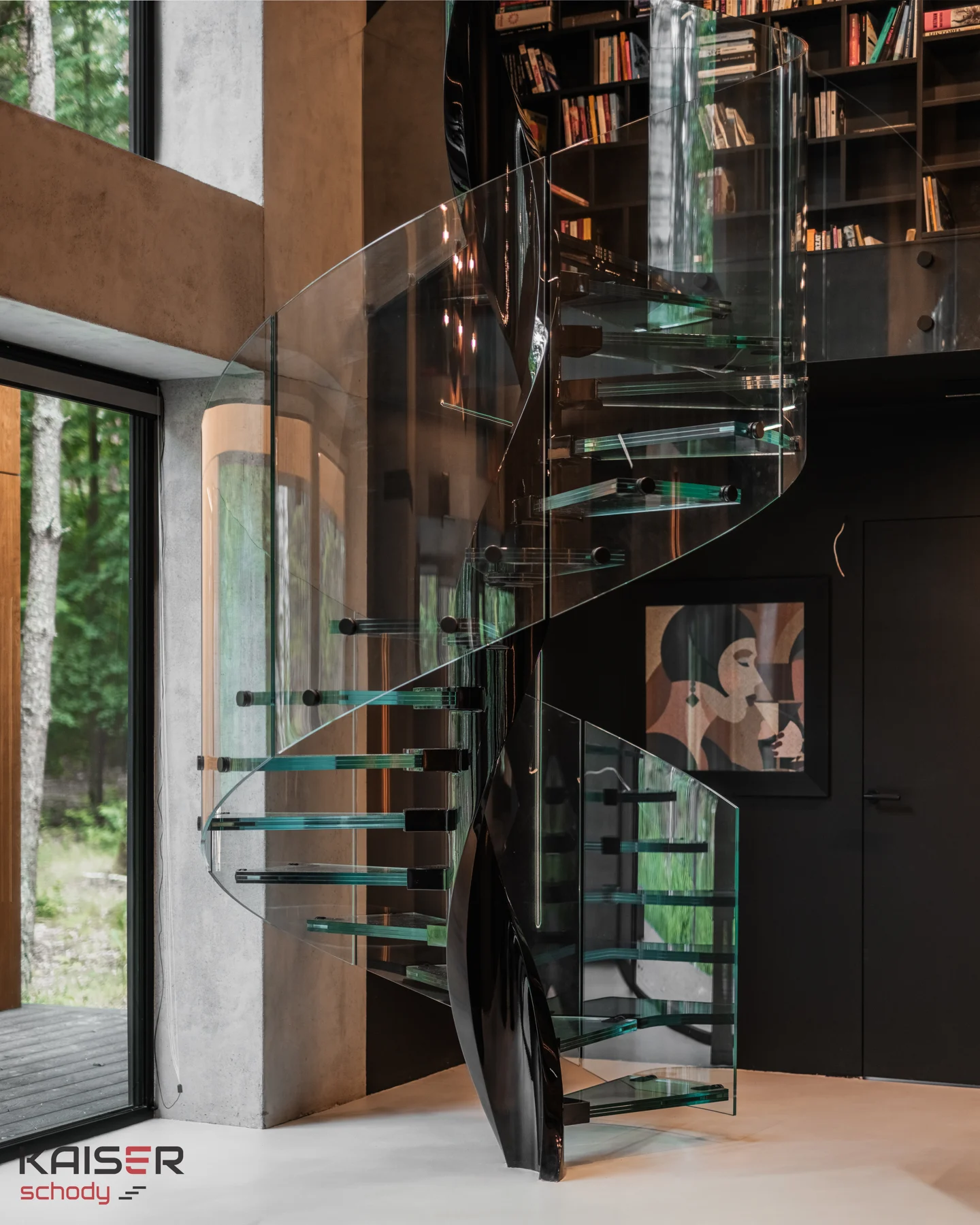 Dunkle Spiraltreppe mit transparenten Glasstufen im hohen Raum