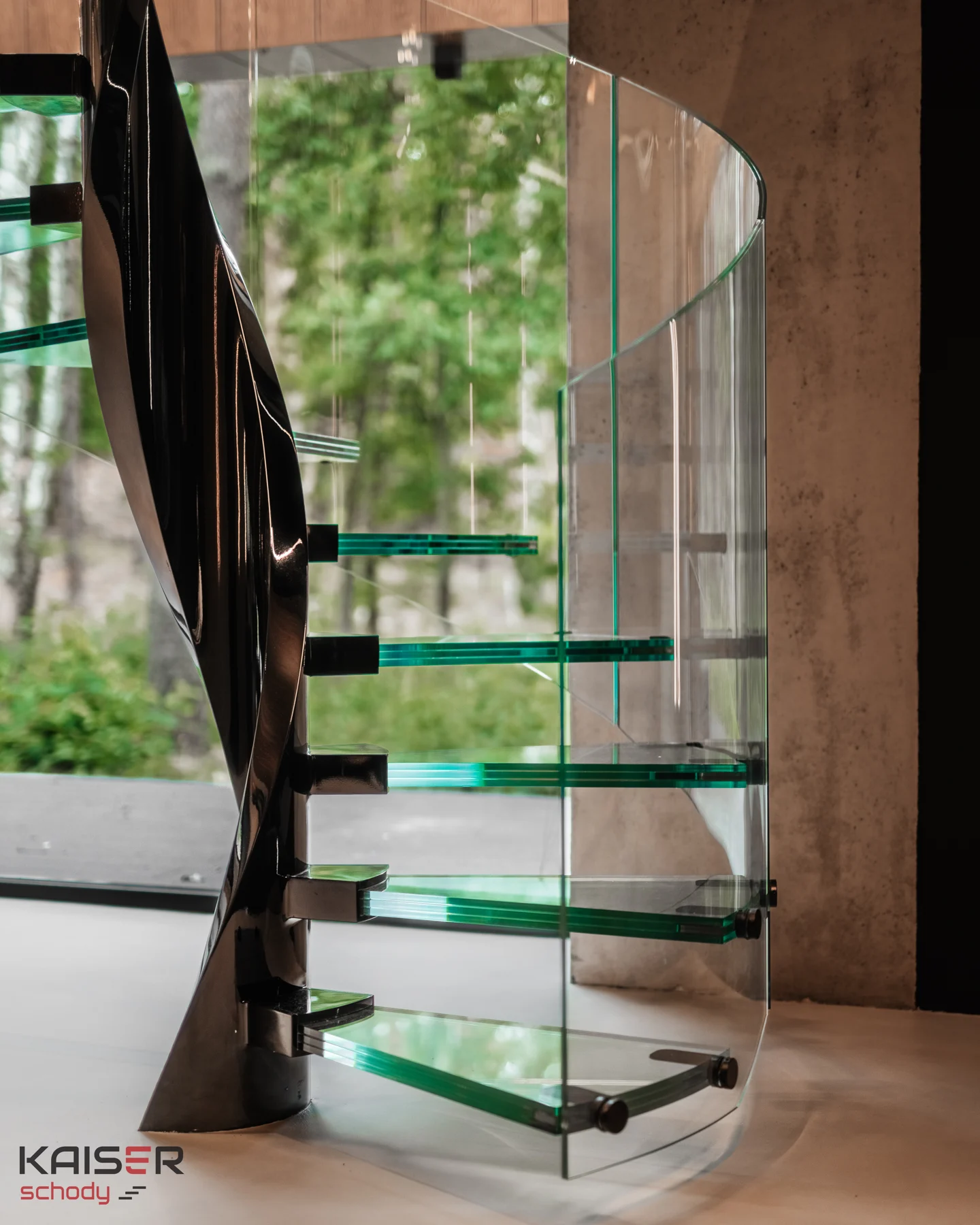 Glasstufen und gebogenes Glasgeländer am unteren Treppenlauf