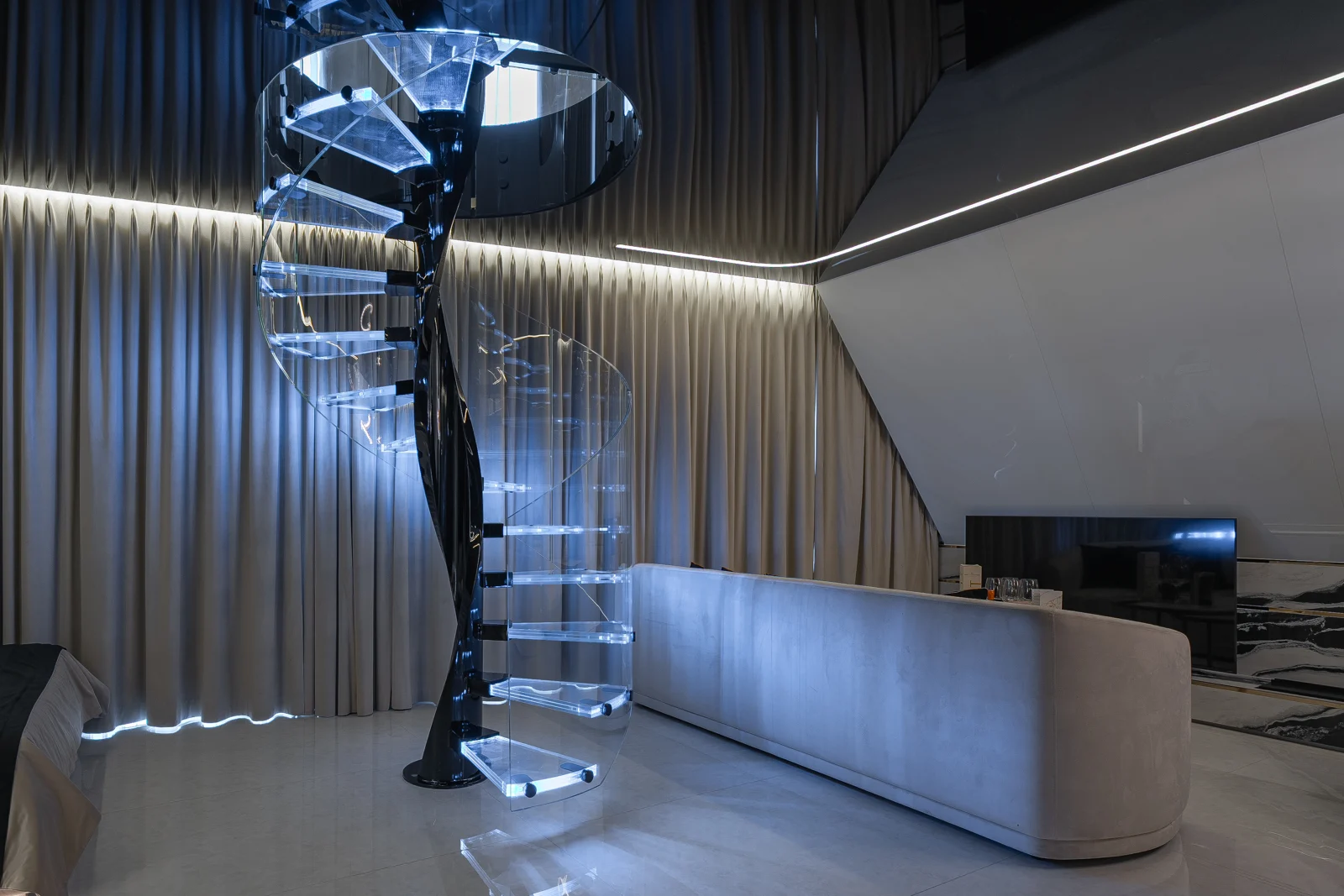 Blau beleuchtete Wendeltreppe mit Glasstufen im Wohnraum
