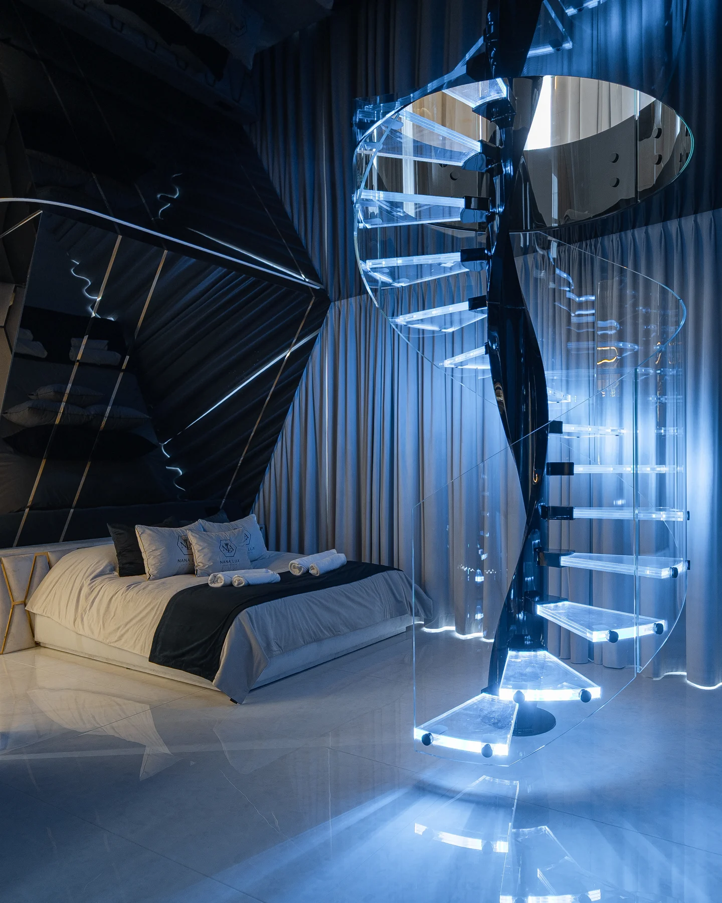 Beleuchtete Spiraltreppe neben einem Vorhang im Wohnbereich