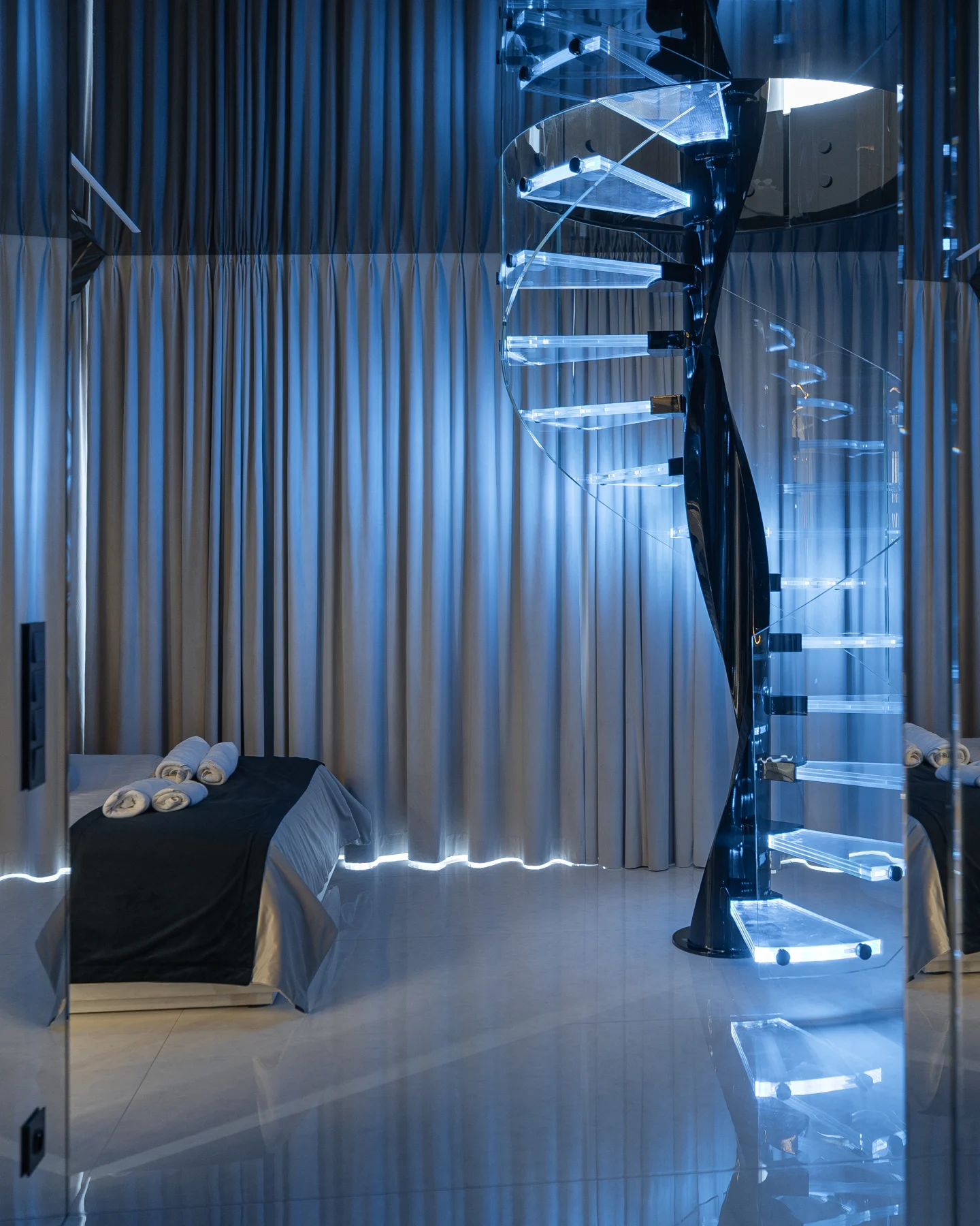 Gesamtansicht der Wendeltreppe mit blau beleuchteten Stufen