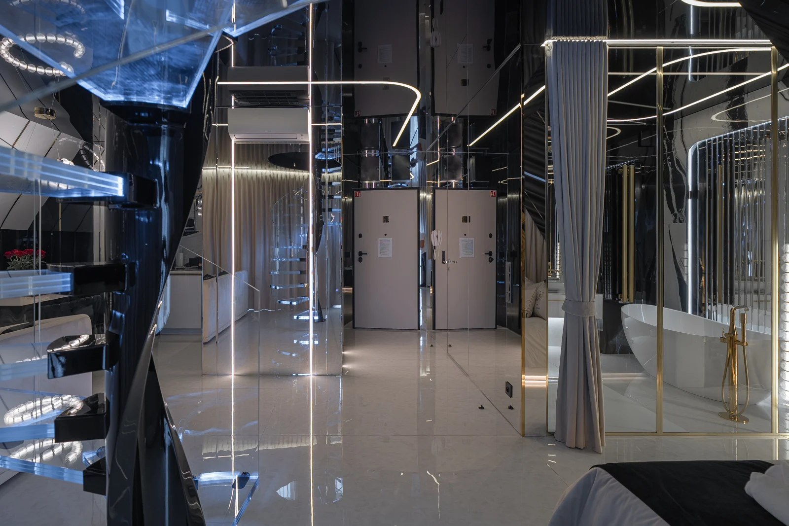 Beleuchtete Wendeltreppe und Glasflächen im offenen Innenraum