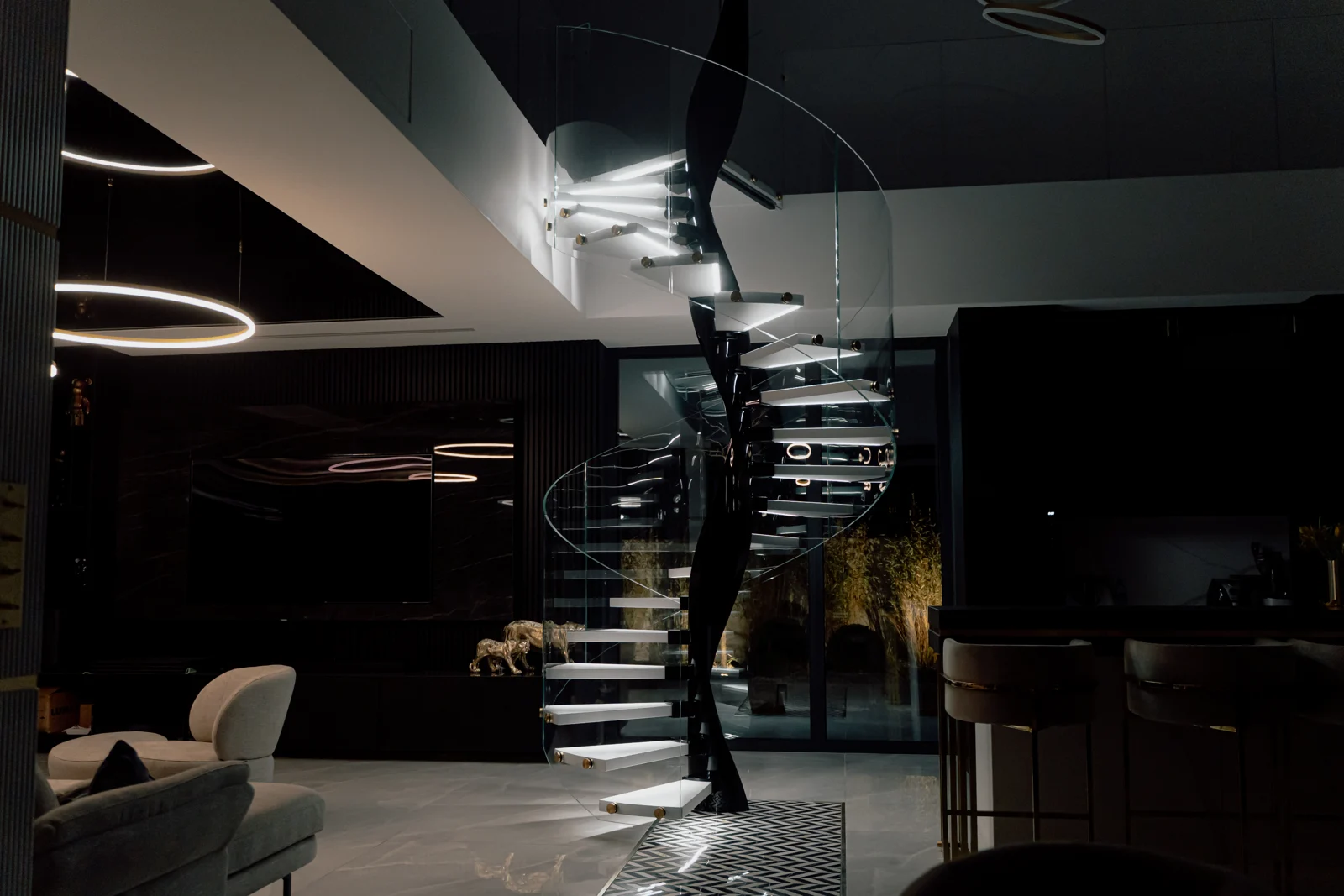 Wendeltreppe mit beleuchteten Stufenkanten am Abend