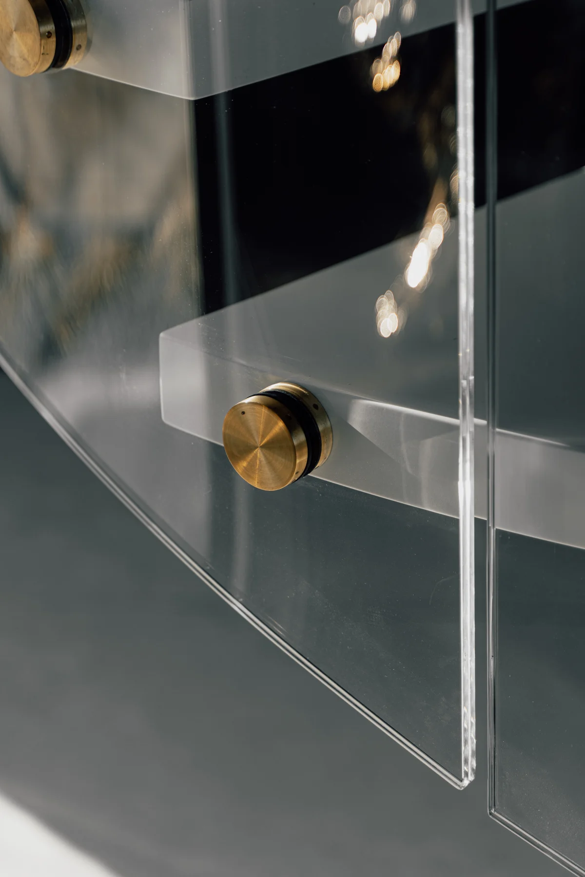 Detail der Glasbefestigung am Treppengeländer