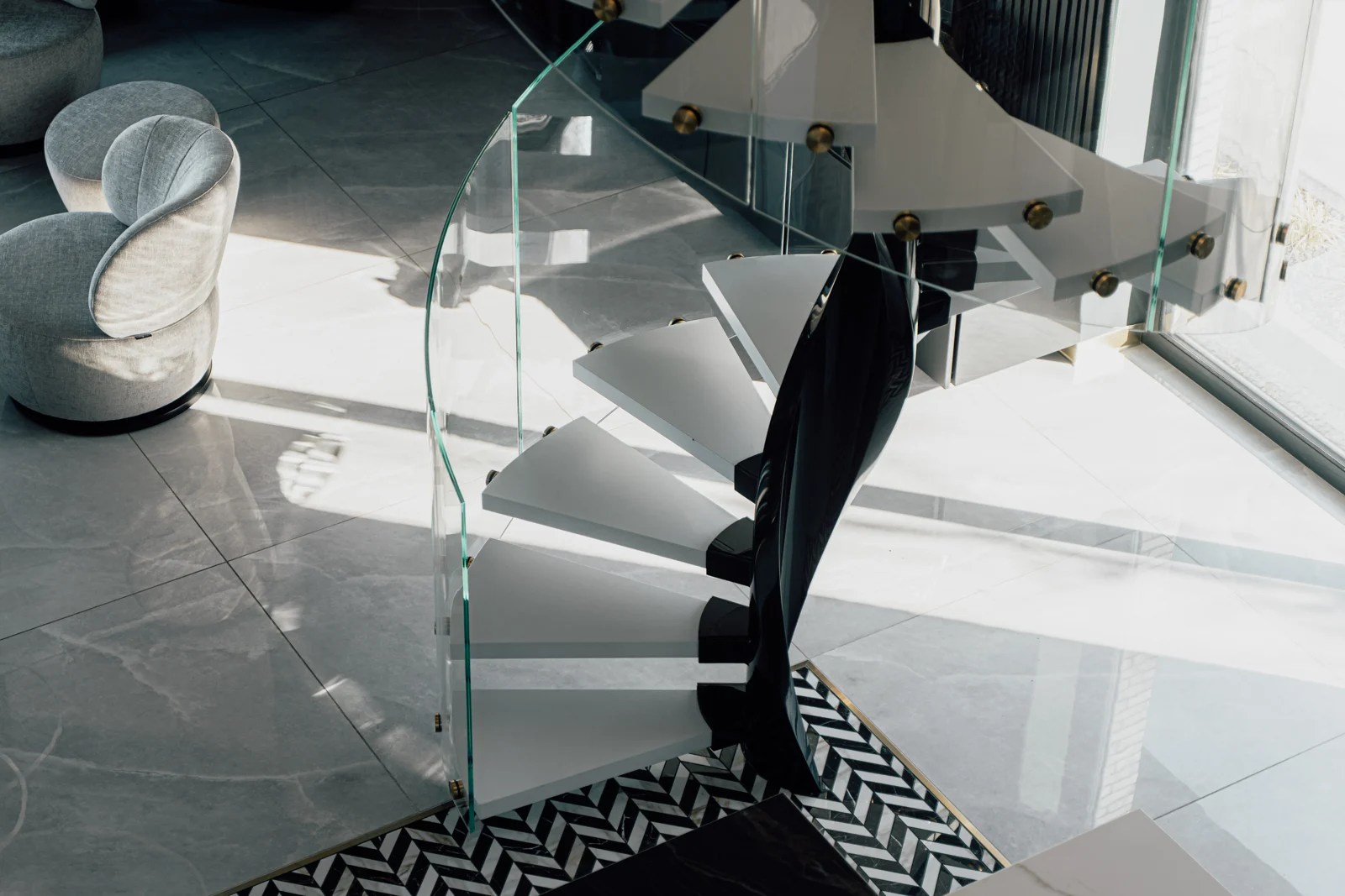 Wendeltreppe und transparentes Geländer von der oberen Ebene