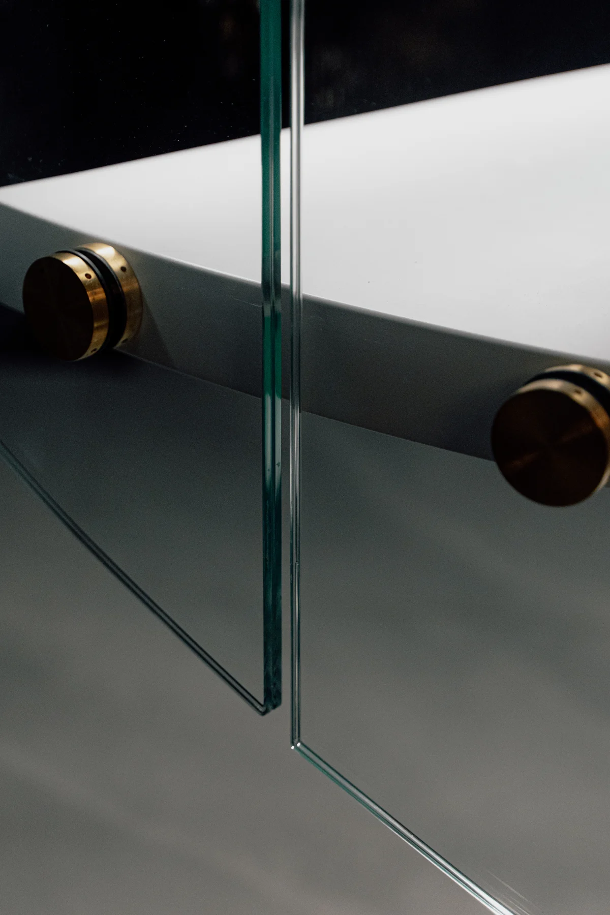 Befestigung einer Glasscheibe am dunklen Treppengeländer